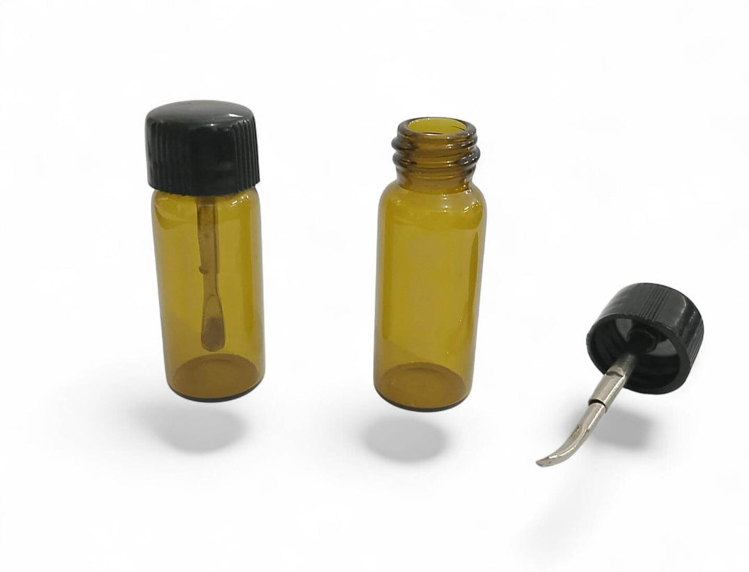 Amberkleurig glazen doseerpotje van 4,5 cm met zwarte dop en vaste metalen lepel, geschikt voor poeders, vloeistoffen en supplementen