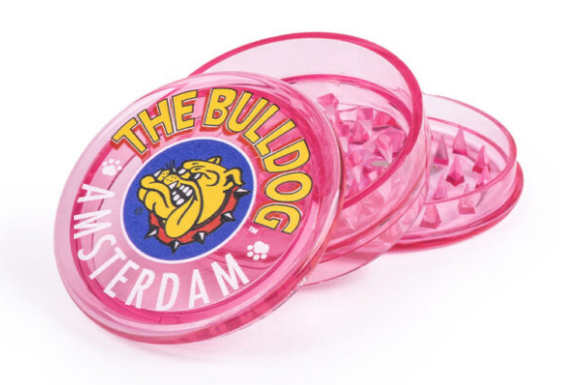 Bulldog Grinder Acryl roze  Deze Grinder Acryl 3-delig met een Bulldog logo. Beide helften worden door magneetjes bij elkaar gehouden. De grinder heeft scherpe piramidevormige tanden en een kleine opbergruimte onder de deksel voor bijv. tips, vloei of tabak.