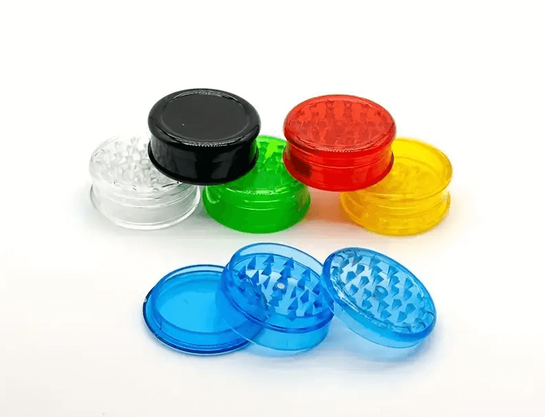 Acryl grinders in zes kleuren – blauw, rood, groen, geel, zwart en transparant. Ideaal voor het vermalen van kruiden.