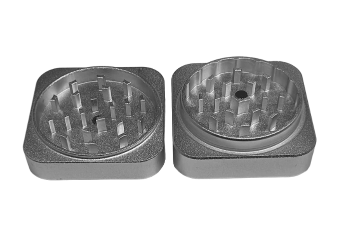 Aluminium 2-delige grinder Blonde Print 53mm zilver schuin aanzicht - Wapshop headshop