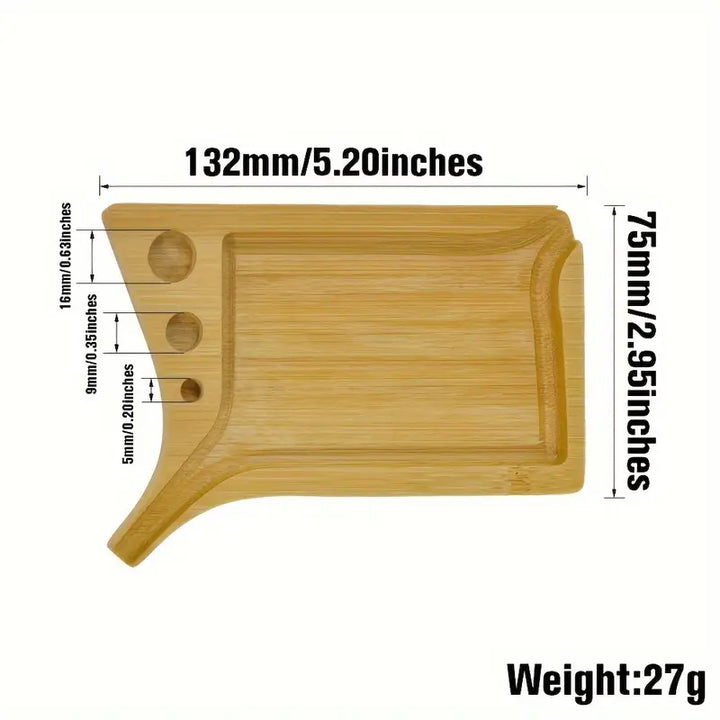 Lege Bamboo Mini Tray met afmetingen: Een lege bamboe tray met de afmetingen 132 mm x 75 mm (5.20 inch x 2.95 inch), met een gewicht van 27 gram.

