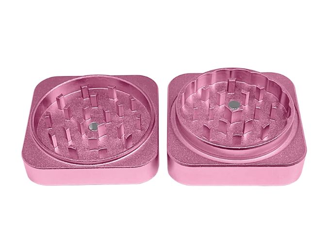 Geopende roze aluminium grinder 53mm met scherpe precisie-tanden en magneet - Blonde Pink Wapshop