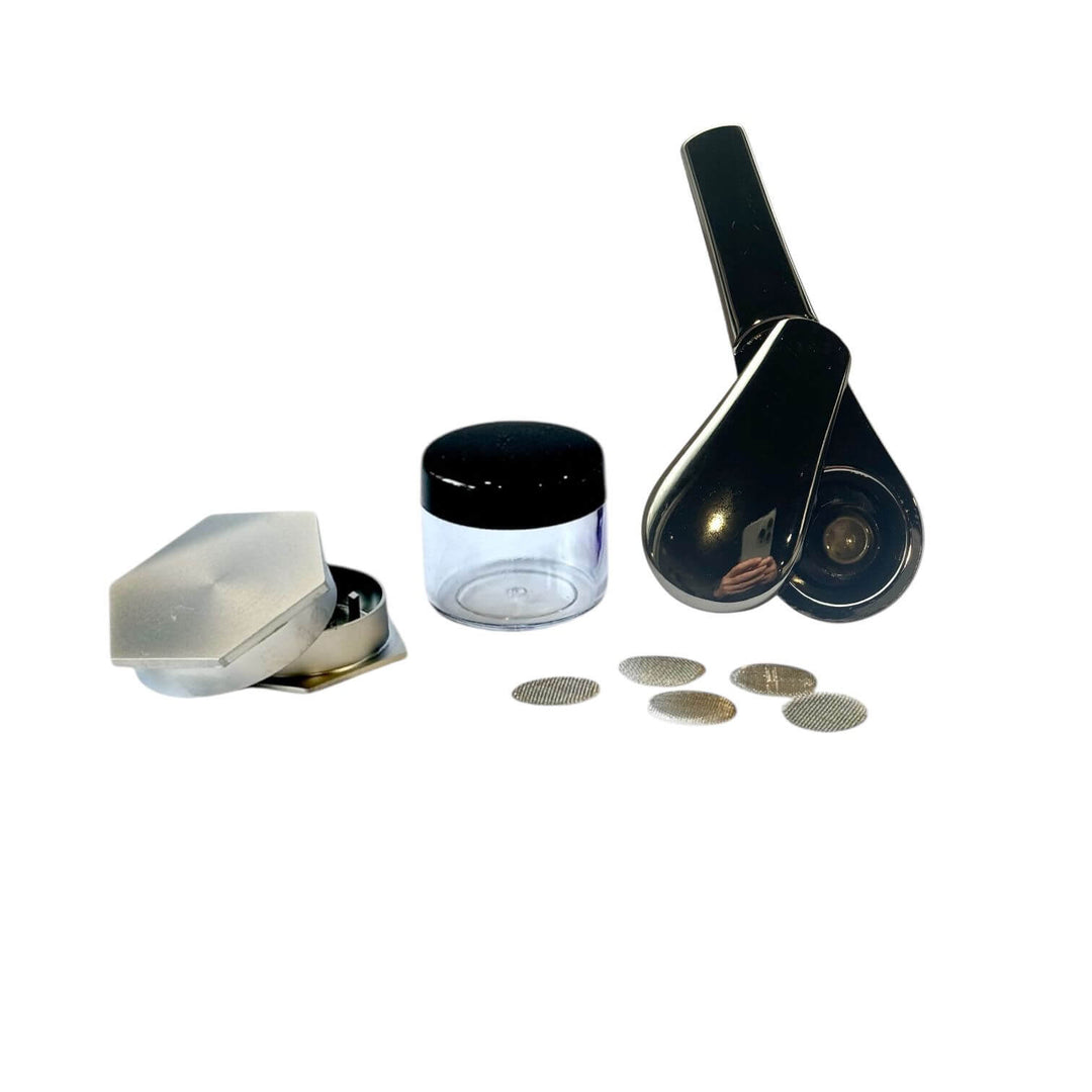 Black Gun Smoke Pakket – Luxe Rookpijp

"Smoke pakket met luxe Black Gun rookpijp, voorraadpotje van 20 ml, hexagon grinder in Black Gun en 5 gaasjes voor optimaal gebruiksgemak."