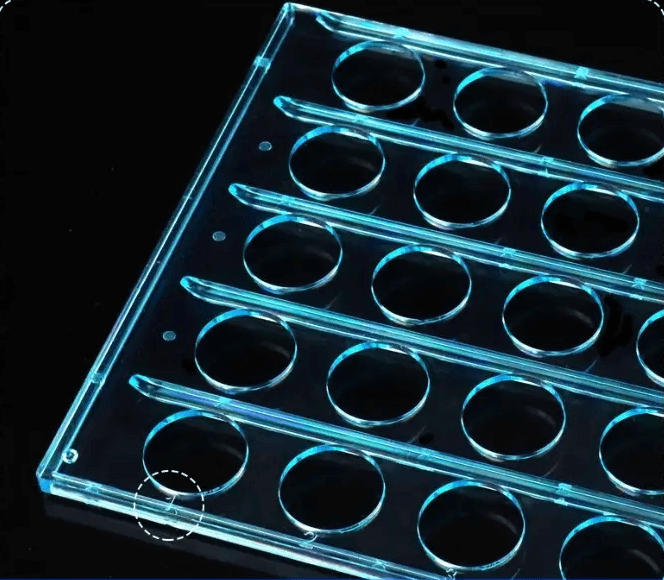 Close-up van de 18 mm gaten en sleuven van het buisrekje, geschikt voor 50 buizen