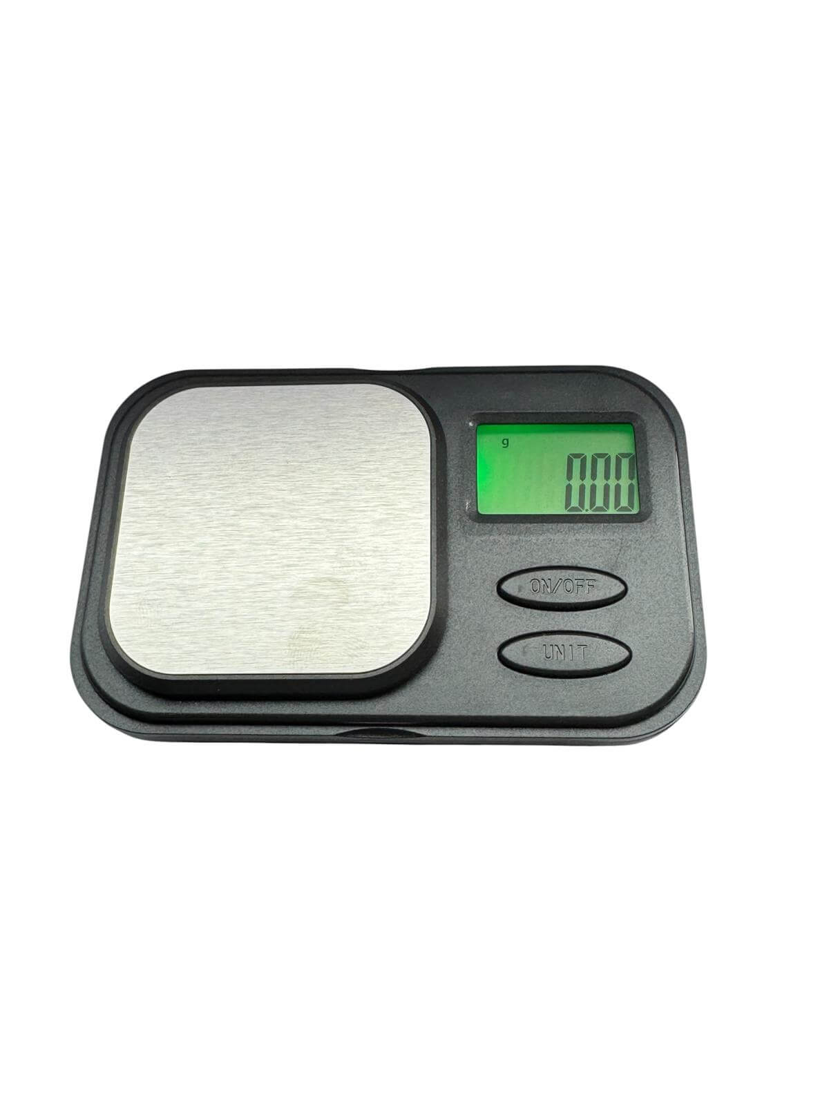 Digitale pocketweegschaal met roestvrijstalen weegplateau en verlicht LCD-scherm, toont gewicht in grammen tot twee decimalen (0,01g - 500g). Twee knoppen: aan/uit en eenheid wisselen.