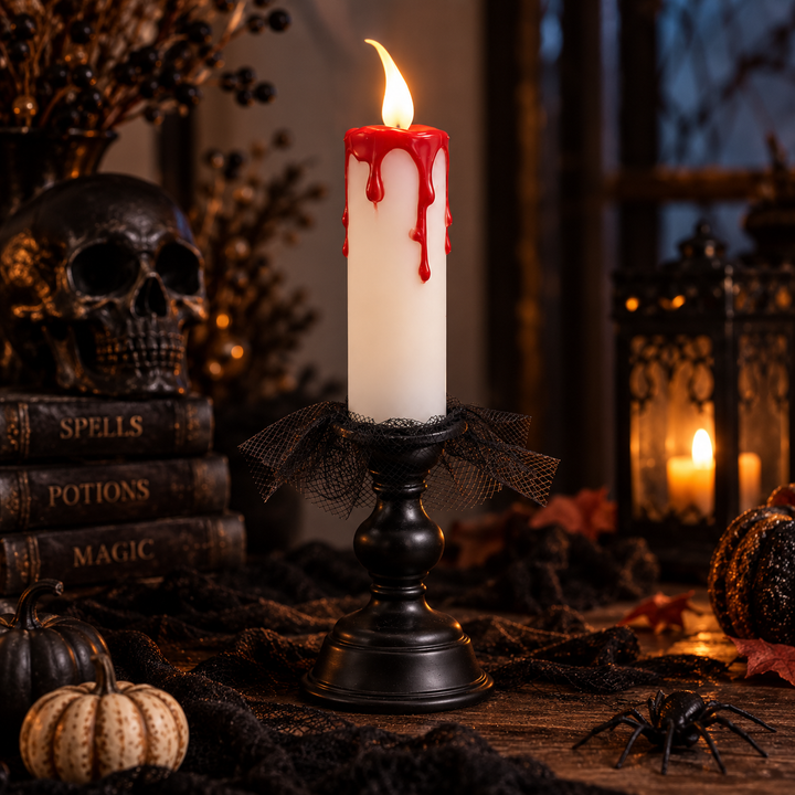 Halloween LED bloedkaars op zwarte kandelaar tussen pompoenen, schedel en spin