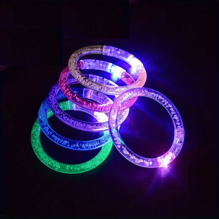 Set van verschillende gekleurde LED armbanden in roze, blauw, paars, groen en geel, oplichtend in het donker en ideaal voor Halloween, rave of feestjes