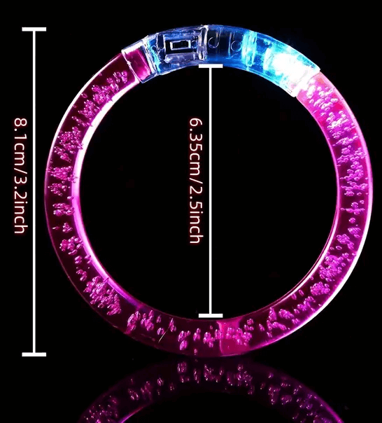 Roze LED armband met afmetingen 8,1 cm buitenkant en 6,35 cm binnenkant. Voorzien van een middenstuk met lampjes en batterijen die je eruit kunt halen en terugklikken