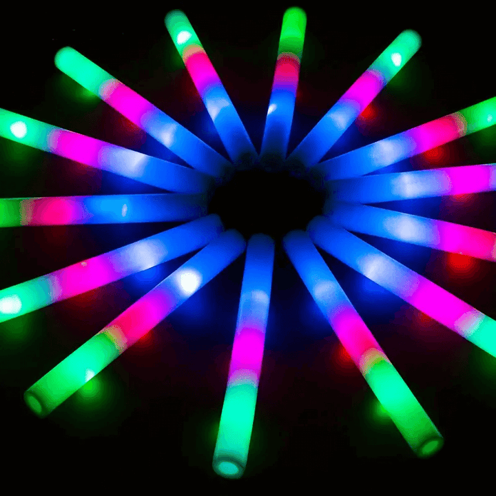 LED foamstick, Close-up van LED foamsticks met groen, roze en blauwe verlichting, perfect voor feestjes, concerten en raves