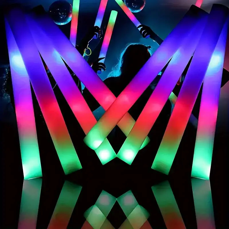 Close-up van LED foamsticks met groen, roze en blauwe verlichting, perfect voor feestjes, concerten en raves