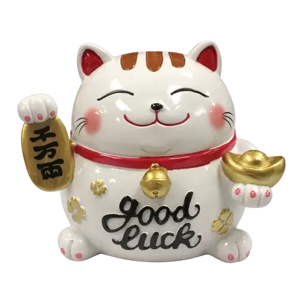 Complete Lucky Cat asbak met een glimlachend design, gouden munt en de tekst "Good Luck" op de buik. Ideaal als decoratie en gebruiksvoorwerp.