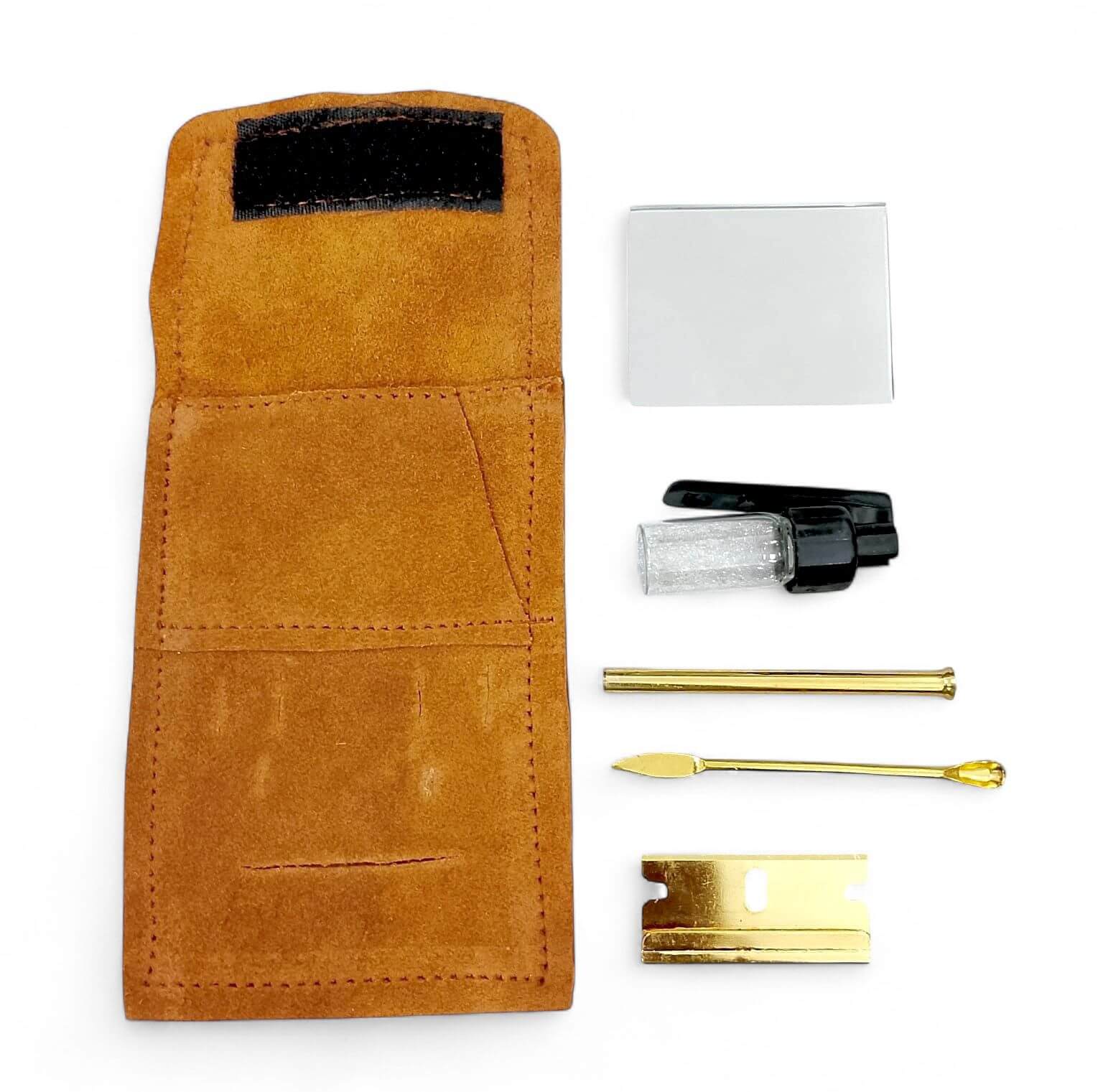 Bruine suède snuifkit met losse spiegel, opslagflesje, snuifbuisje, gouden lepel, schepje en mesje, geschikt voor poedergebruik.