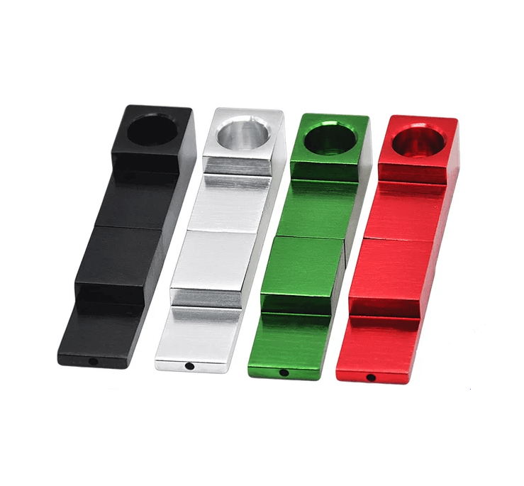 Magnetische wietpijp in compact opvouwbaar design, gemaakt van sterk aluminium, verkrijgbaar in willekeurige kleuren zwart, rood, goud, zilver of groen. Eenvoudig schoon te maken en perfect voor onderweg