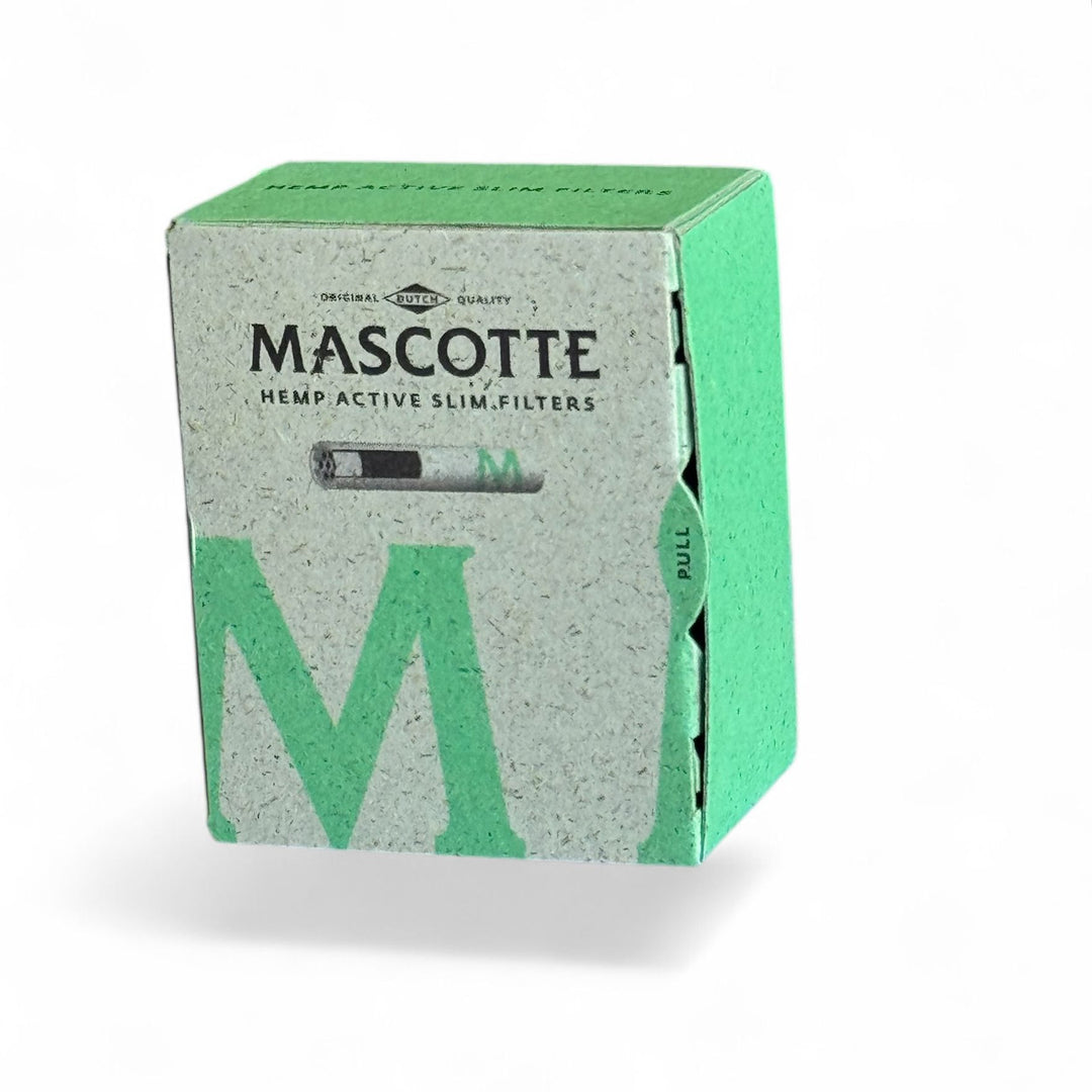 Mascotte Hemp Active Slim Filters, gemaakt van graspapier, in een natuurlijk bruine kleur. Het doosje bevat 34 duurzame filters voor een pure rookervaring.