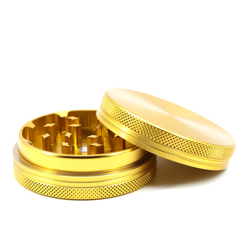 Metalen grinder opengeklapt – zicht op tanden en magneet