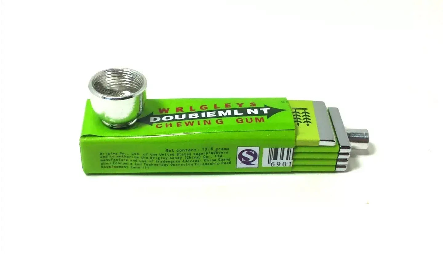 Metalen wietpijpje in de vorm van een kauwgumpakje, met bowl aan de bovenkant.