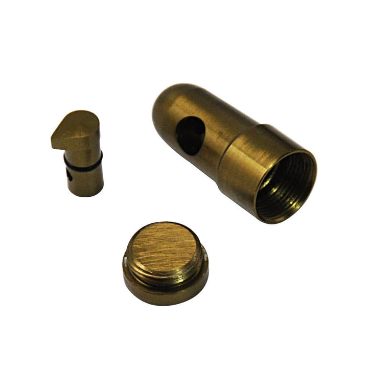 metalen mini doseer bullets in verschillende kleuren (blauw, groen, rood, zwart en goud), geschikt voor het discreet doseren van poeders of kruiden, weergegeven met een open bullet om de onderdelen te tonen.