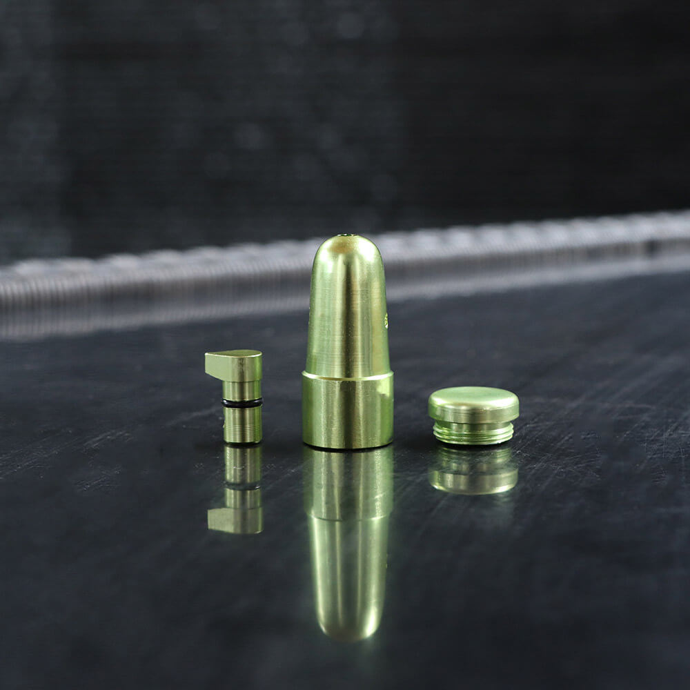 metalen mini doseer bullets in verschillende kleuren (blauw, groen, rood, zwart en goud), geschikt voor het discreet doseren van poeders of kruiden, weergegeven met een open bullet om de onderdelen te tonen.