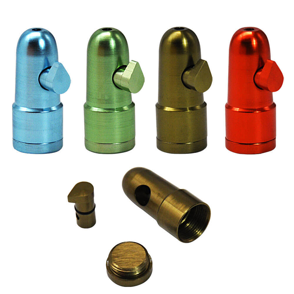 metalen mini doseer bullets in verschillende kleuren (blauw, groen, rood, zwart en goud), geschikt voor het discreet doseren van poeders of kruiden, weergegeven met een open bullet om de onderdelen te tonen.