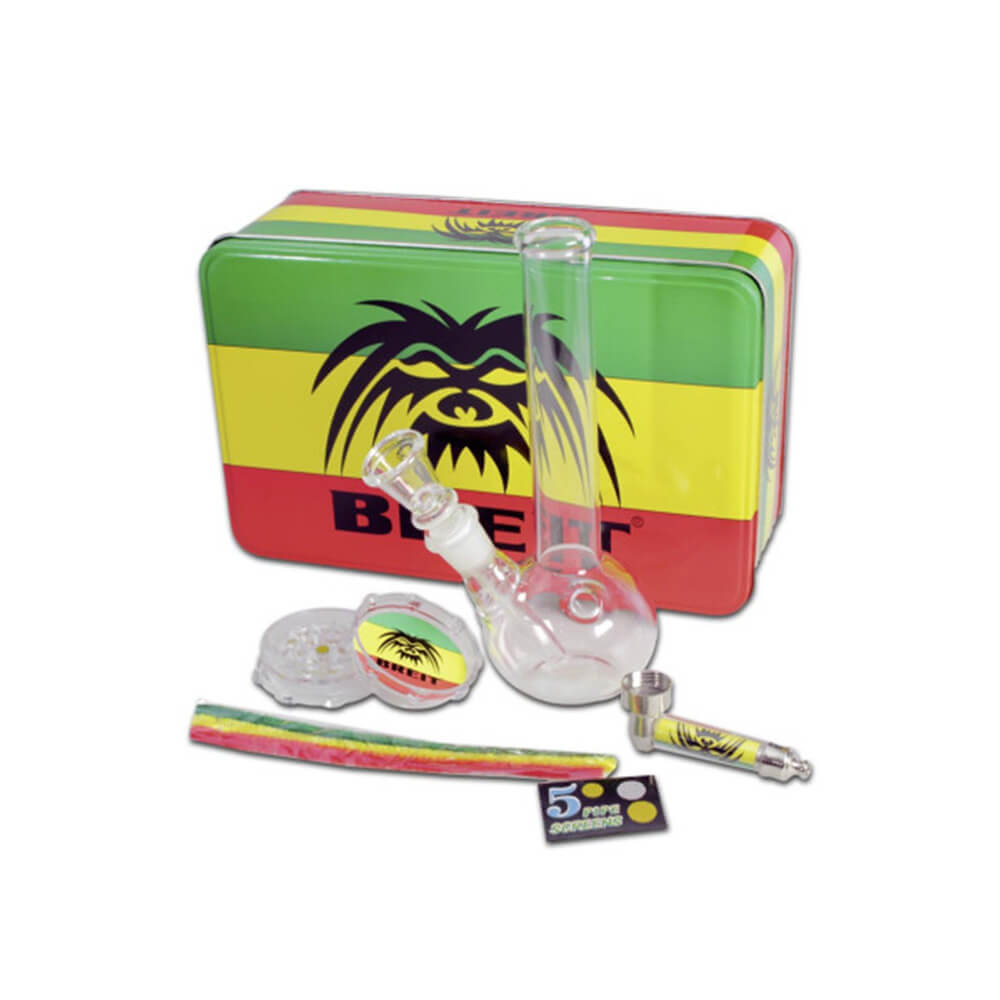 Rasta Mini Bong Giftset met stijlvolle opbergblik, glazen bong, grinder, aansteker en extra accessoires. Ideaal als cadeau of compacte alles-in-één set.