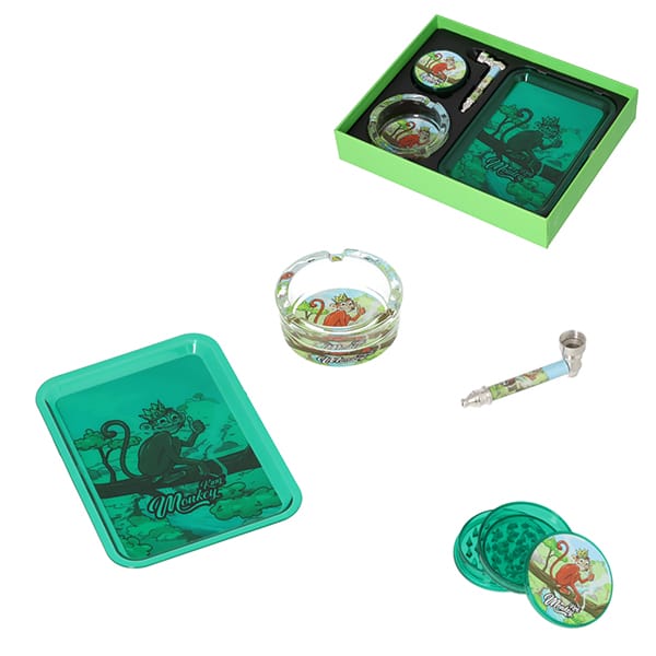 Groene Monkey King Giftset met rolling tray, glazen asbak, 3-delige plastic grinder en metalen wietpijpje in stijlvolle geschenkverpakking.