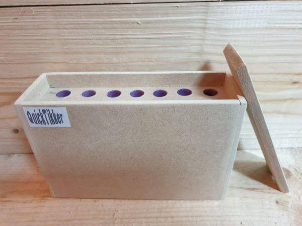 Houten QuickTikker cone filler met 14 vulgaten en deksel, handgemaakt hulpmiddel om snel meerdere joints tegelijk te vullen.