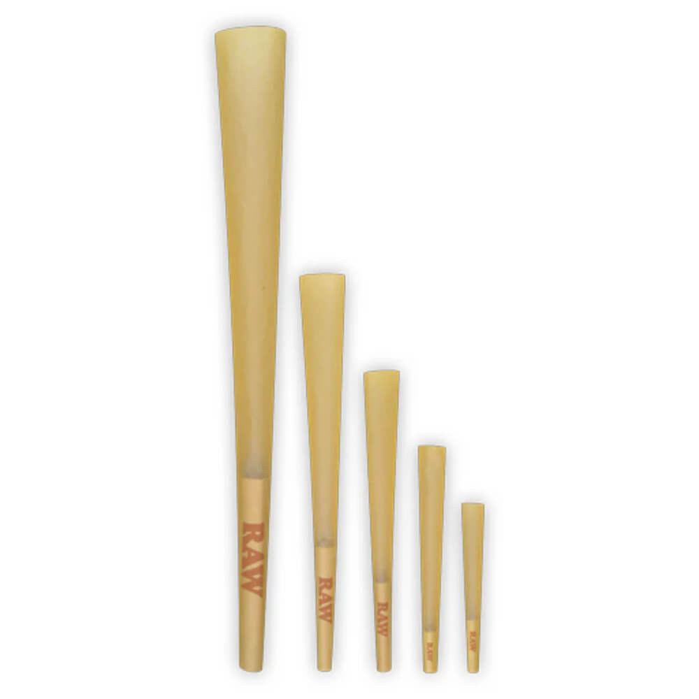 Vijf RAW cones in verschillende maten naast elkaar: 1¼ Cone (83mm), King Size Cone (110mm), Peacemaker Cone (140mm), Emperador Cone (180mm), en Supernatural Cone (280mm).