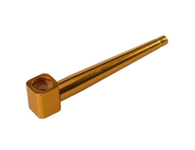 Goudenbruin aluminium roller pipe van 9 cm met een vierkante bowl en vast gaasje, compact en eenvoudig in gebruik.