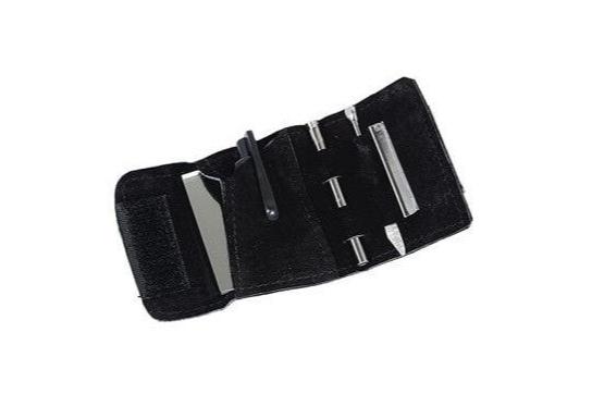 Zwarte snuifkit in etui met spiegel, snuifbuisje, lepel en metalen accessoires voor het doseren en verwerken van poeders.