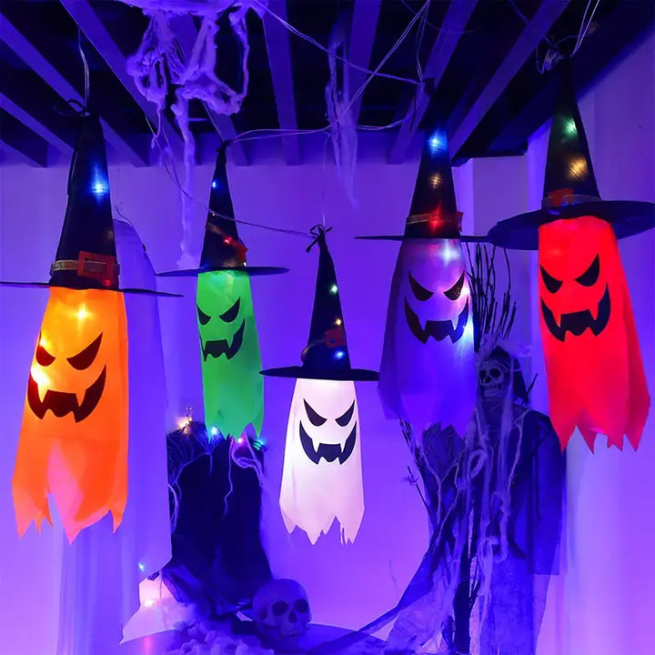 Een reeks LED spookjes met hoeden die zorgen voor een enge sfeer in een Halloween setting.