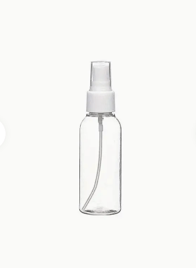 Transparante 50 ml spray flesjes met witte spraykop, ideaal voor het meenemen van parfum, desinfectiemiddelen, of water. Compact formaat van 11,5 x 3,25 cm, perfect voor handbagage en dagelijks gebruik