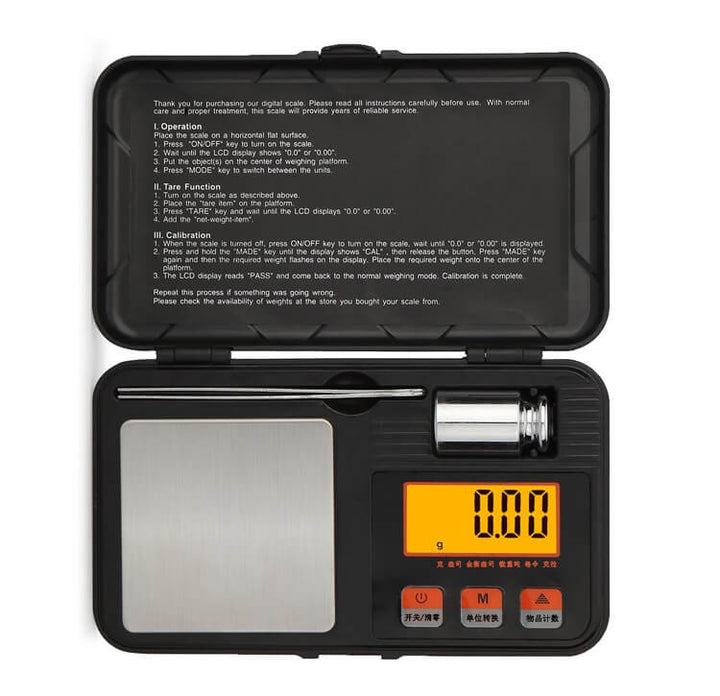 CX-Series Digital Mini Scale met backlit display, auto-off functie, en meegeleverde accessoires zoals een mini pincet, kalibratiegewicht en doorzichtig plastic bakje. De weegschaal heeft een capaciteit van 50g x 0.001g en werkt met 6 verschillende modes (g, oz, ozt, dwt, ct, gn). Afmetingen: 140 x 84 x 23 mm, platform: 58 x 58 mm. Werkt op 2x AAA batterijen (niet inbegrepen).