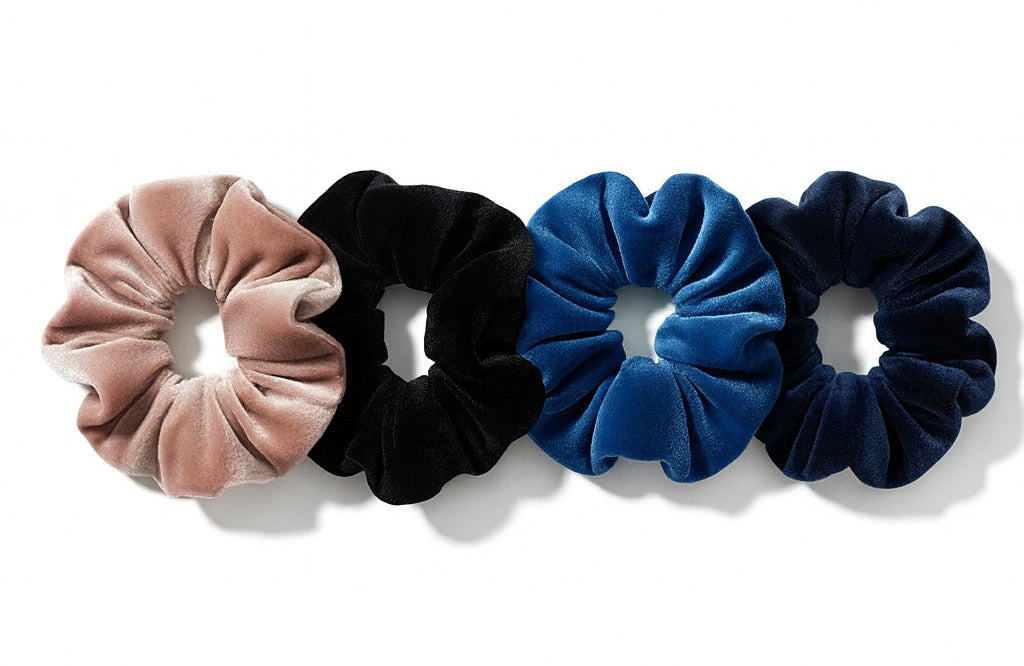 Vier scrunchies met geheim opbergvak in roze, zwart, lichtblauw en donkerblauw – discreet en zacht haarelastiek. zachte haarelastieken voor dagelijks gebruik.
