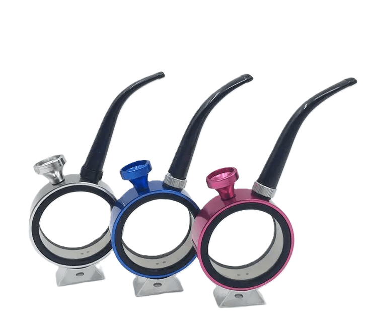 Zilveren, blauwe en roze wietpijpjes met glazen kijkvenster.