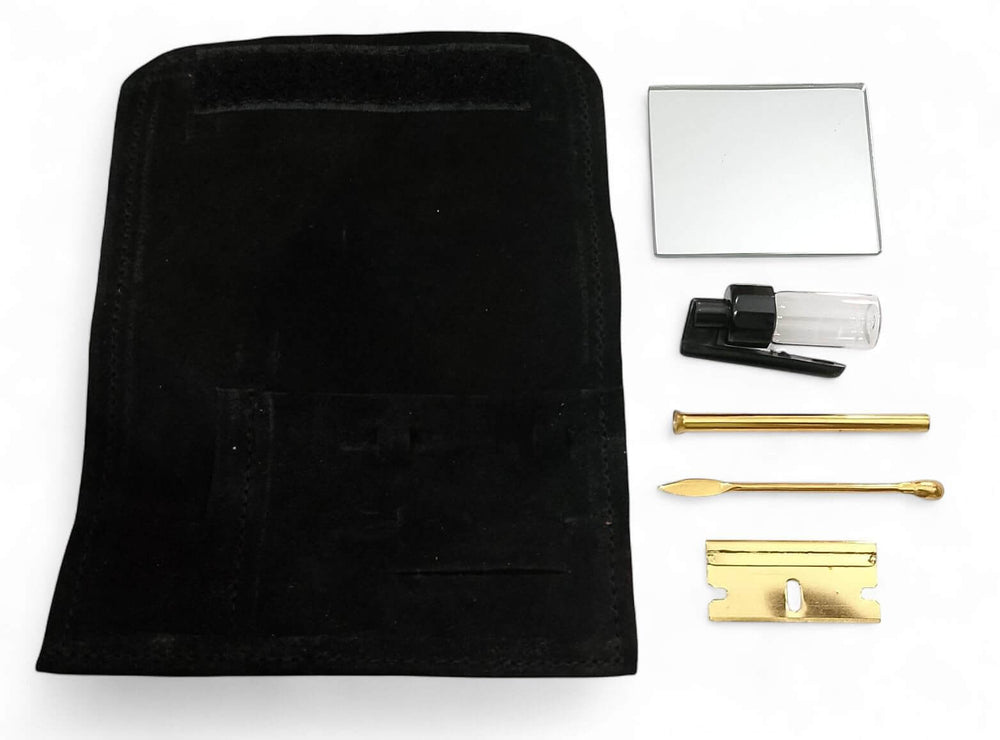 Snuifkit in zwart suède etui met spiegel, transparant potje met scharnierdop, goudkleurig metalen buisje, doseerlepel en scheermesje