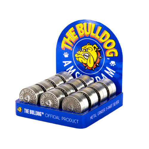 Display met metalen 3-delige The Bulldog-grinders, voorzien van het iconische gegraveerde logo, verpakt als officieel product van The Bulldog Amsterdam.