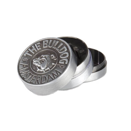 Metalen 3-delige grinder met een gegraveerd The Bulldog-logo, inclusief scherpe haaietanden voor het fijnmalen van kruiden. Compact en stijlvol design met een diameter van 40 mm.