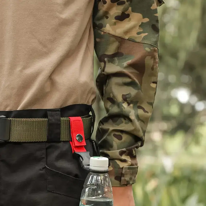 Handige fles-clip bevestigd aan een riem en rugzak, ideaal voor festivals, hardlopen, bergbeklimmen en wandelen, met een flesje water erin geklikt voor handsfree gemak