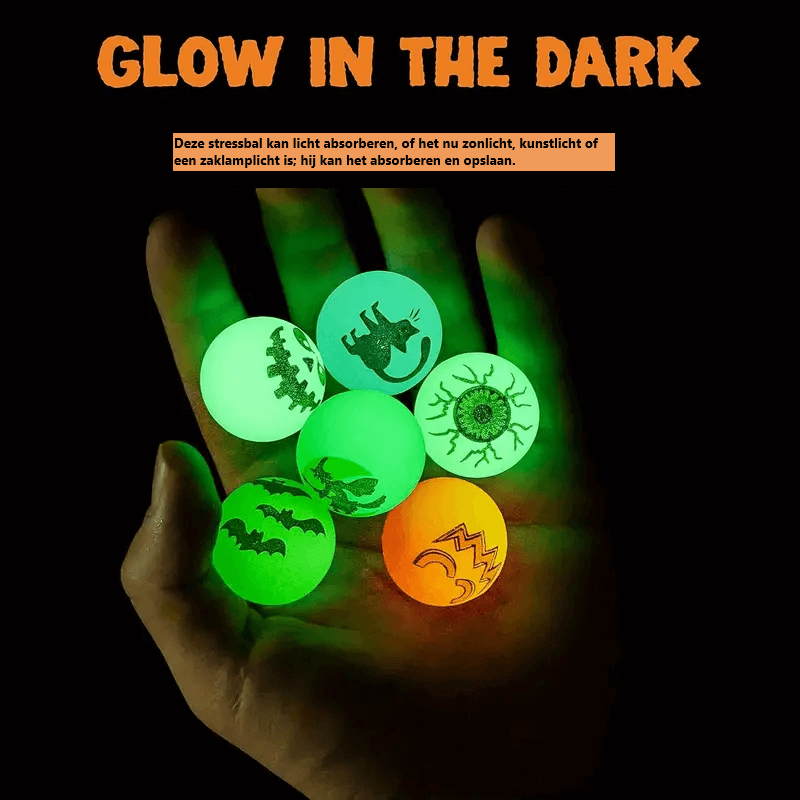 Glow in the Dark Halloween Ballen in Hand - Een close-up van verschillende lichtgevende Halloween ballen met griezelige prints, gloeiend in het donker in de hand van iemand.