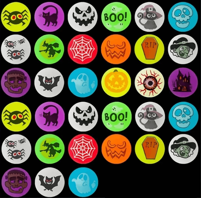 Halloween Ballen met Verschillende Prints - Een overzicht van diverse lichtgevende Halloween ballen met griezelige afbeeldingen zoals geesten, spinnenwebben, en pompoen gezichten, allemaal op een donkere achtergrond.