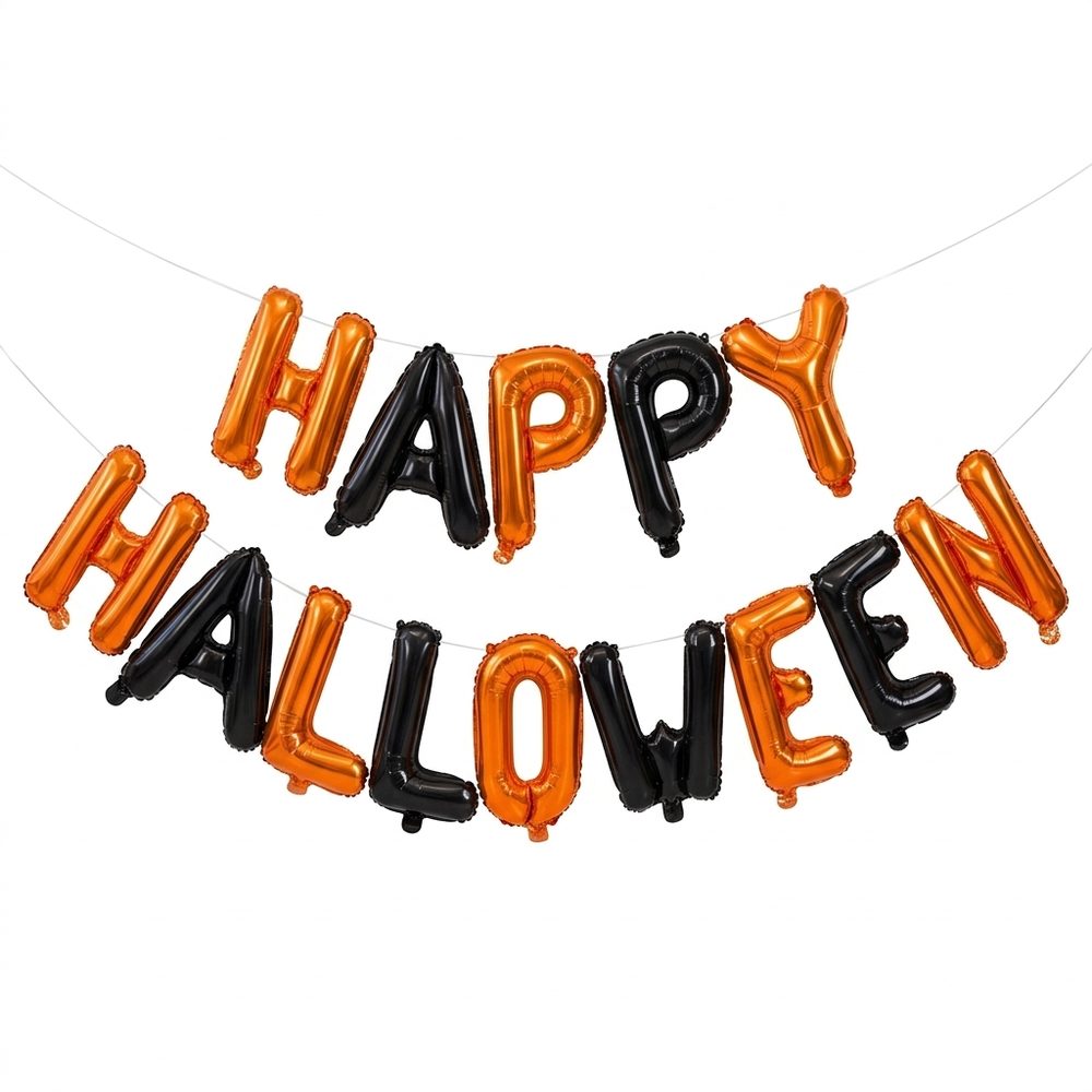 Oranje en zwarte letterballonnen die samen Happy Halloween vormen, aan een slinger