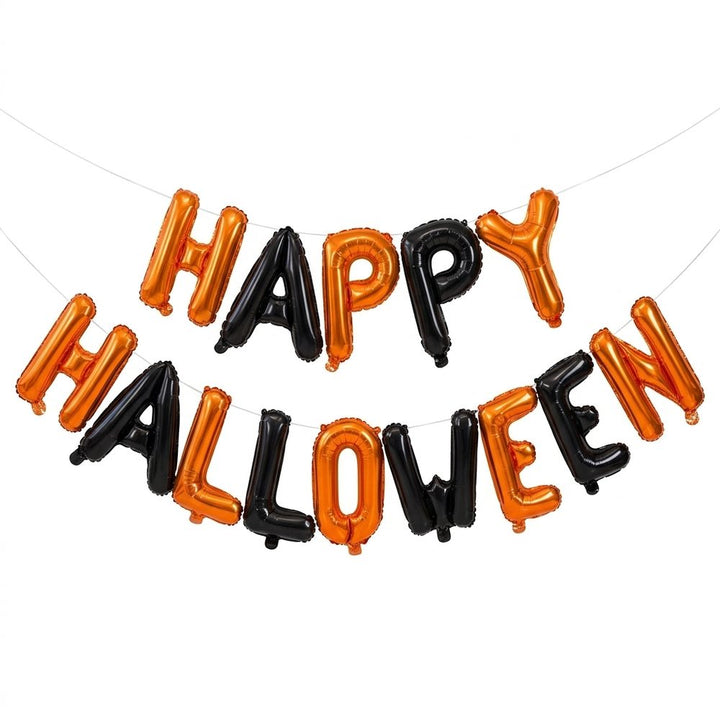 Oranje en zwarte letterballonnen die samen Happy Halloween vormen, aan een slinger