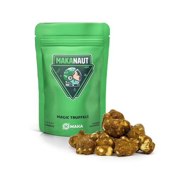 Groene verpakking van Makanaut Magic Truffles met een astronaut-logo, vergezeld door een aantal verse psilocybe truffels op een witte achtergrond.