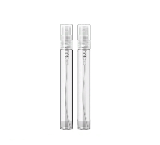 Transparant plastic spuitflesje van 5 ml met verstuiverdop, ideaal voor parfum of ontsmettingsmiddel, afmeting 10 x 1,2 cm.