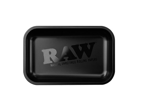 RAW Matte Rolling Tray in een strakke, zwarte uitvoering met glanzende RAW-logo, ideaal voor het netjes houden van rookmaterialen.