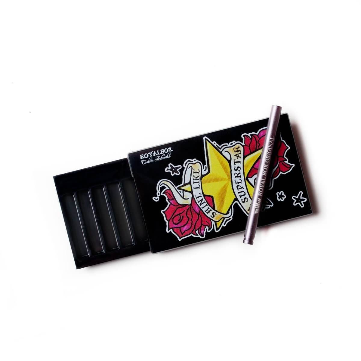 Royal Box – Star Edition open met tattoo-stijl ontwerp en zwart buisje erbovenop