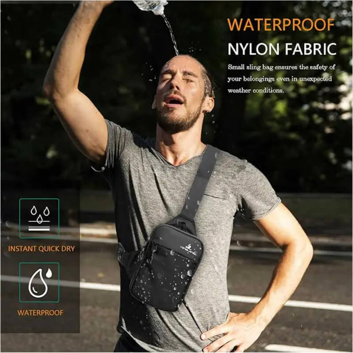 Schoudertas waterdicht. Man draagt een waterdichte zwarte schoudertas van nylon tijdens het sporten, waarbij water over de tas stroomt om de waterbestendigheid te demonstreren. Ideaal voor outdoor activiteiten in alle weersomstandigheden.