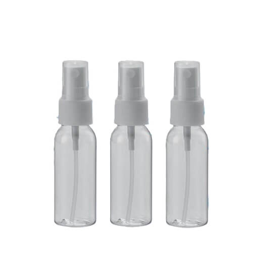Transparante 50 ml spray flesjes met witte spraykop, ideaal voor het meenemen van parfum, desinfectiemiddelen, of water. Compact formaat van 11,5 x 3,25 cm, perfect voor handbagage en dagelijks gebruik