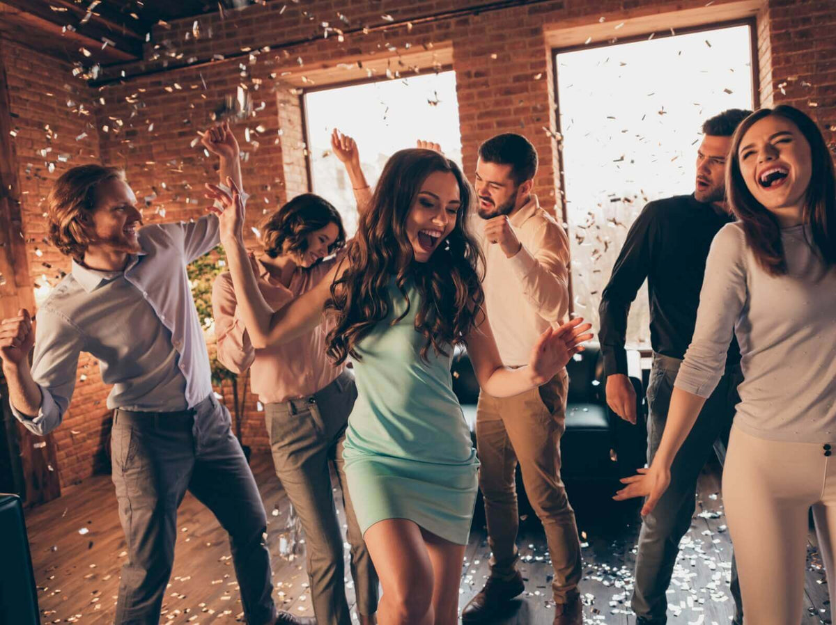 Feestende mensen bij Wapshop party