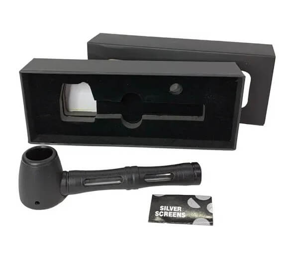Zwarte metalen wietpijp met geschenkdoos en silver screens van Wapshop